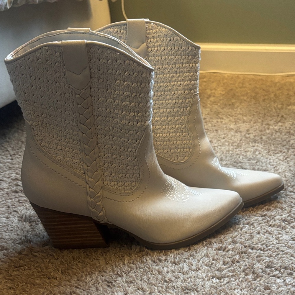 Dolce Vita Cream Textured Heeled Boots